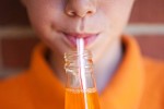 10 Razões para NUNCA deixar seu filho beber refrigerante
